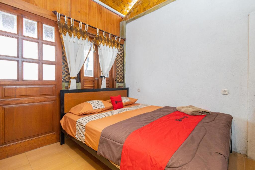 Postel nebo postele na pokoji v ubytování RedDoorz Syariah At Wisma Djokorio Poncokusumo
