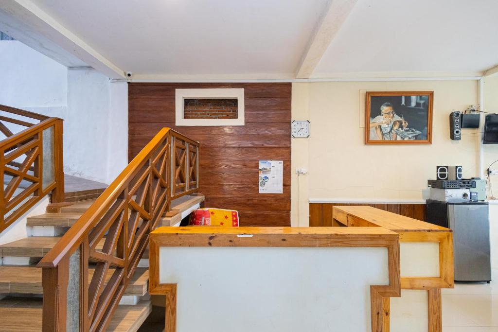 Kuchyň nebo kuchyňský kout v ubytování RedDoorz Syariah At Wisma Djokorio Poncokusumo