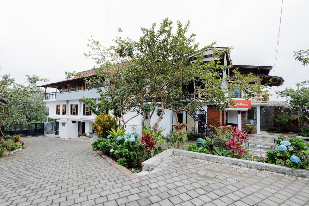 Zahrada ubytování RedDoorz Syariah At Wisma Djokorio Poncokusumo