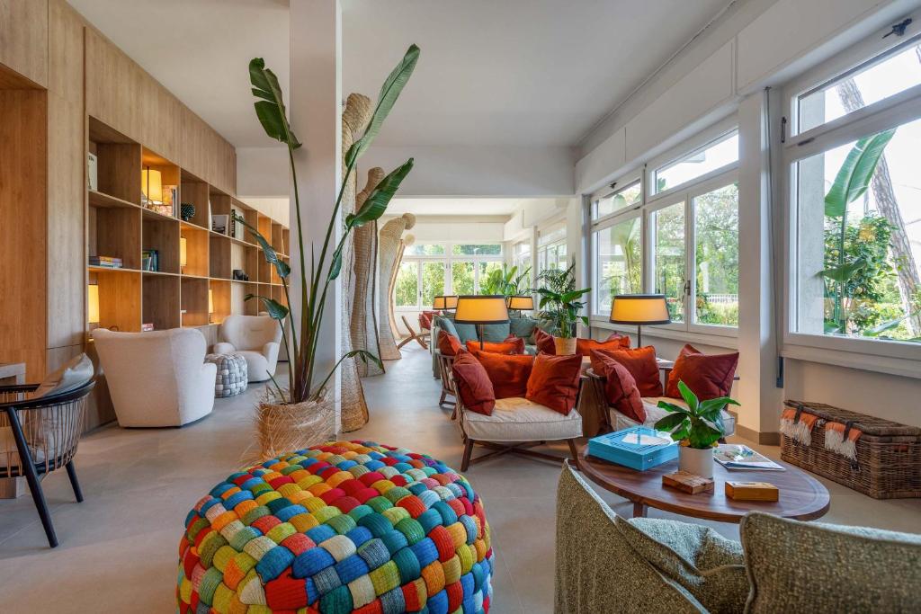 una sala de estar con una bola de colores en el suelo en La Serena Hotel FDM, en Forte dei Marmi