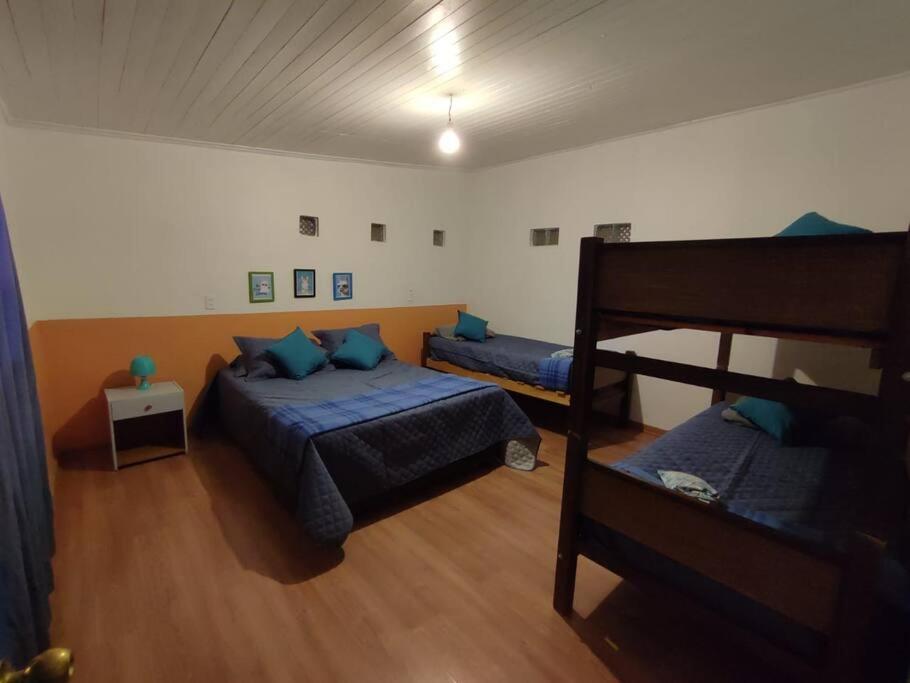 サン・ペドロ・デ・アタカマにあるCabaña Popのベッドルーム1室(ベッド2台、二段ベッド1組付)