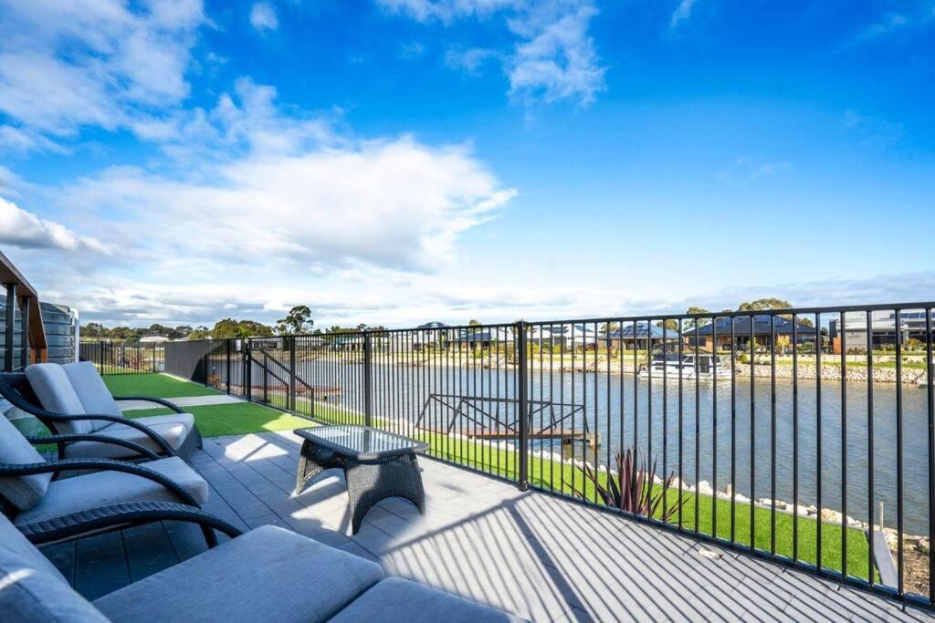 een balkon met stoelen en uitzicht op de oceaan bij TheRiverbend43 Wellington Marina in Wellington East