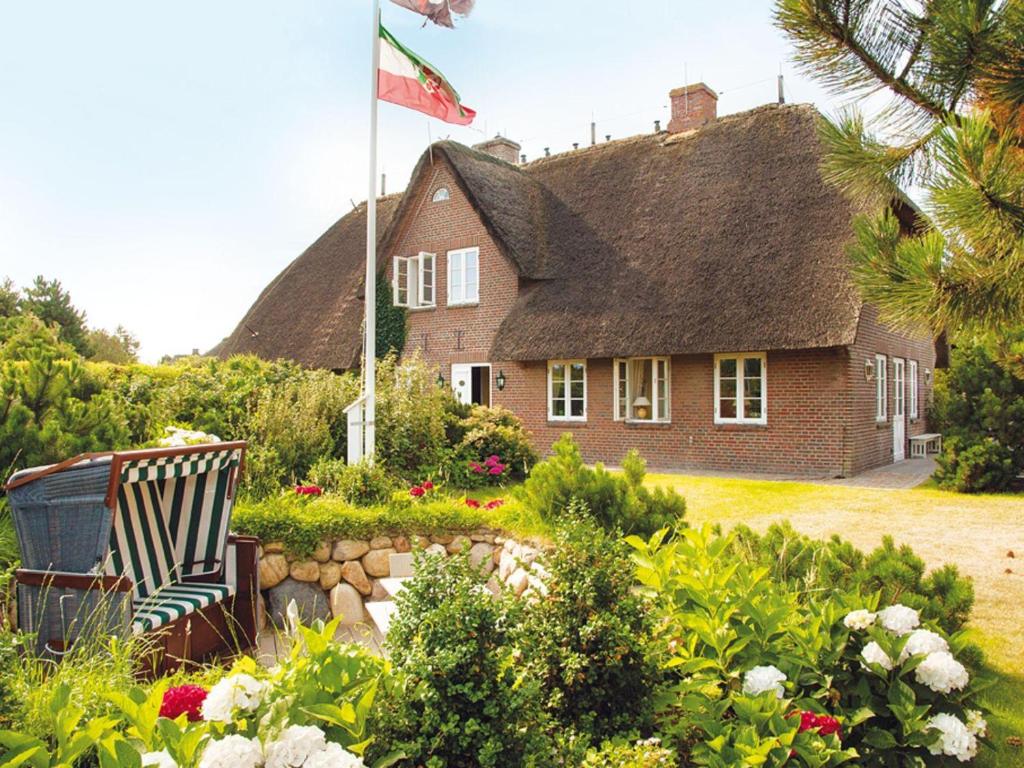 a house with a flag in the yard at Haus-Werner in Kampen