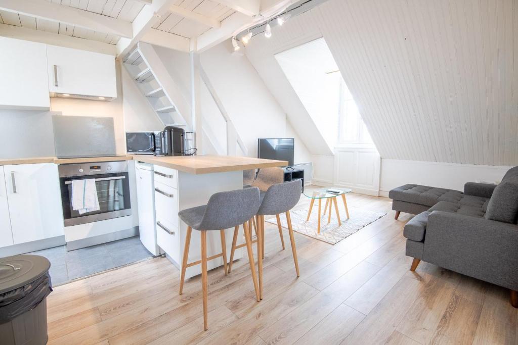 une cuisine et un salon avec une table et des chaises dans l'établissement The Saint Martin cabin, à Tours