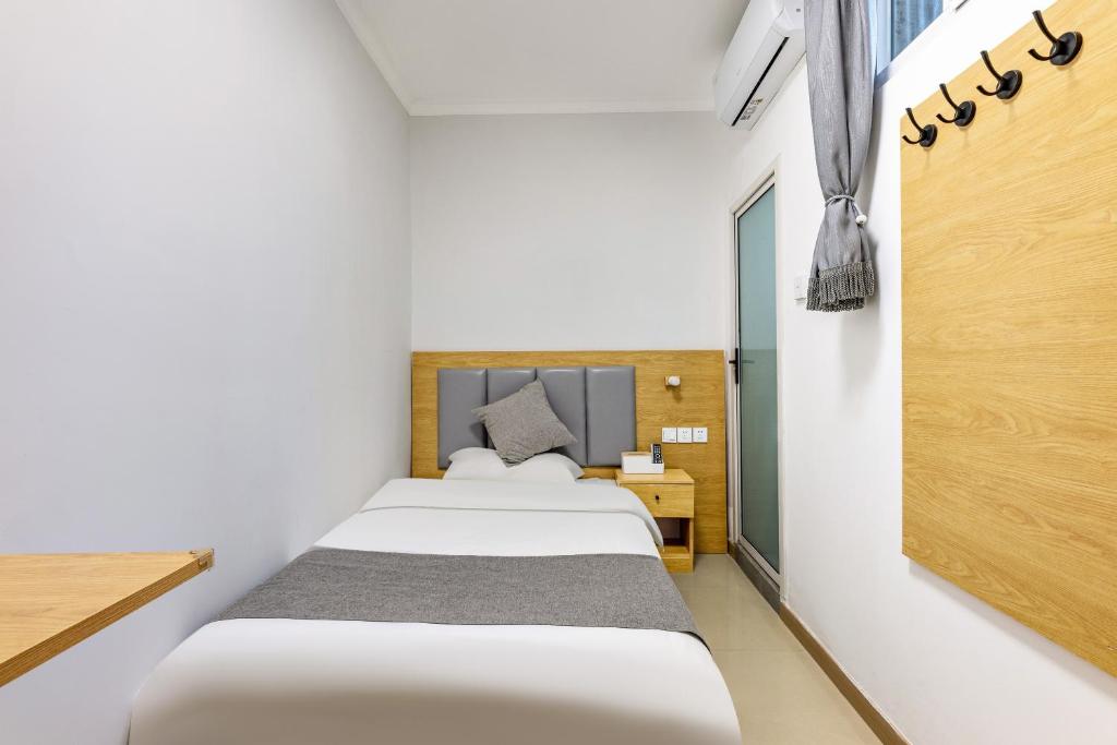 Postel nebo postele na pokoji v ubytování Happy Dragon Hotel -- Nearby Tiananmen square & Forbidden City & Wangfujing Street & Line 5,6,8 Subway Nearby & Free coffee & Free laundry & Fluent English speaking & Tourist attractions ticket service & Free WiFi unlimited for Western software