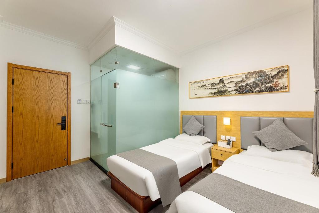 Postel nebo postele na pokoji v ubytování Happy Dragon Hotel -- Nearby Tiananmen square & Forbidden City & Wangfujing Street & Line 5,6,8 Subway Nearby & Free coffee & Free laundry & Fluent English speaking & Tourist attractions ticket service & Free WiFi unlimited for Western software