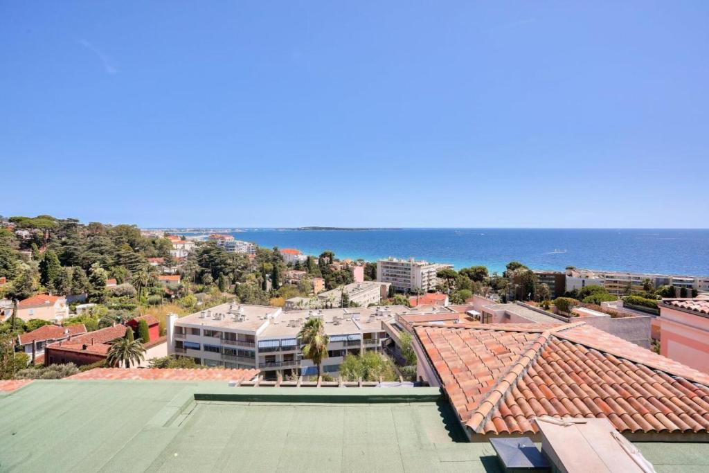 - une vue sur l'océan depuis le toit d'un bâtiment dans l'établissement Résidence Cannes Villa Francia - maeva Home - Appartement 2 Pièces 4 Personnes - Confort MAE-6060, à Cannes