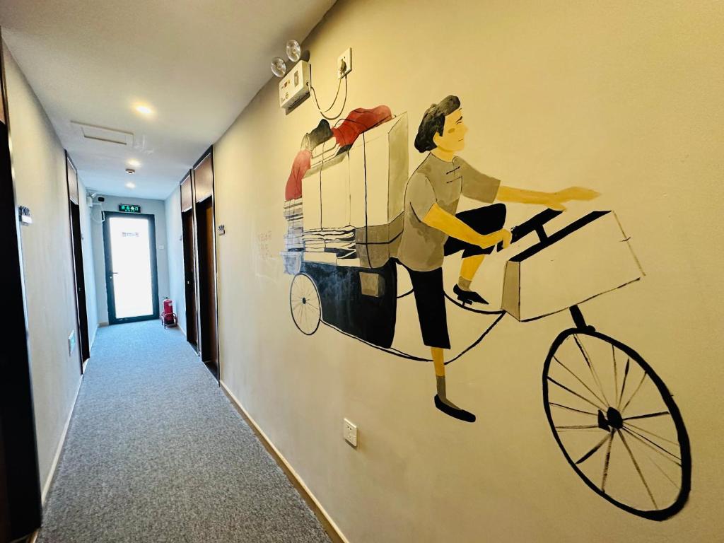 Jízda na kole v ubytování Happy Dragon Hotel -- Nearby Tiananmen square & Forbidden City & Wangfujing Street & Line 5,6,8 Subway Nearby & Free coffee & Free laundry & Fluent English speaking & Tourist attractions ticket service & Free WiFi unlimited for Western software nebo okolí
