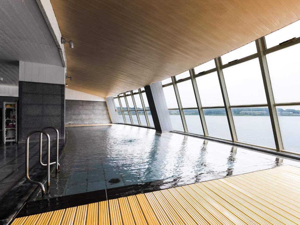Bazén v ubytování APA Hotel & Resort Kaga Katayamazu Onsen Kasuikyo nebo v jeho okolí
