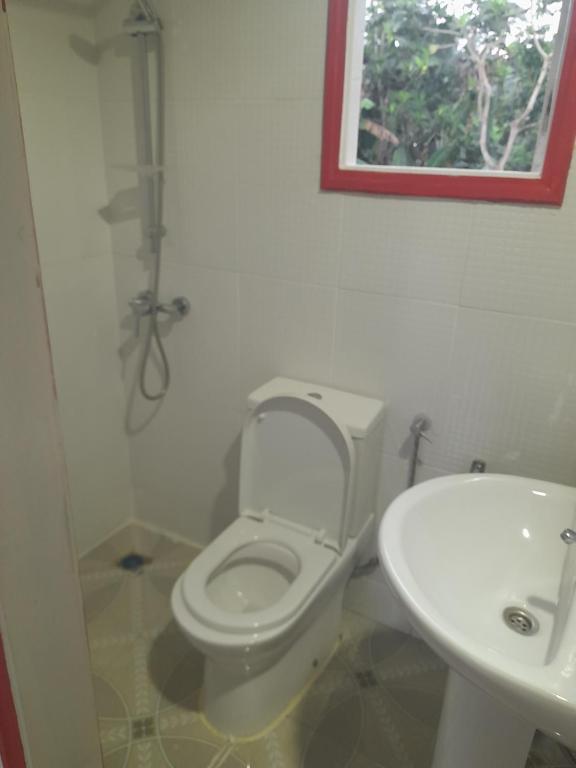 een badkamer met een wit toilet en een wastafel bij Beco Benfica in Trindade