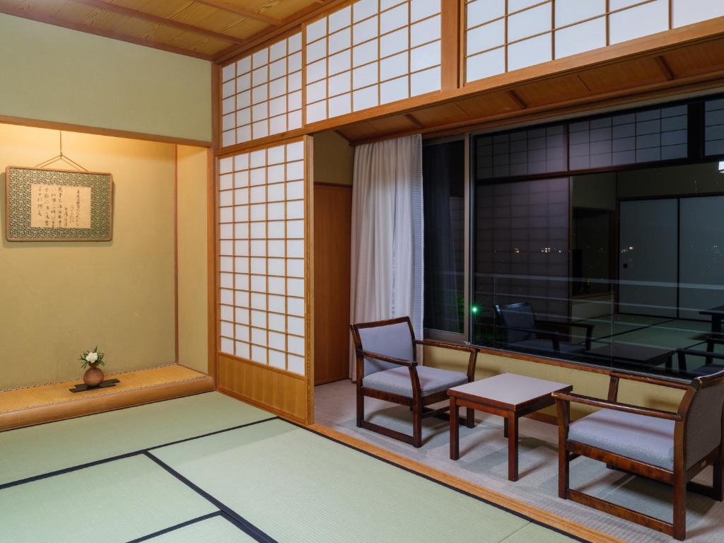 Posezení v ubytování APA Hotel & Resort Kaga Katayamazu Onsen Kasuikyo