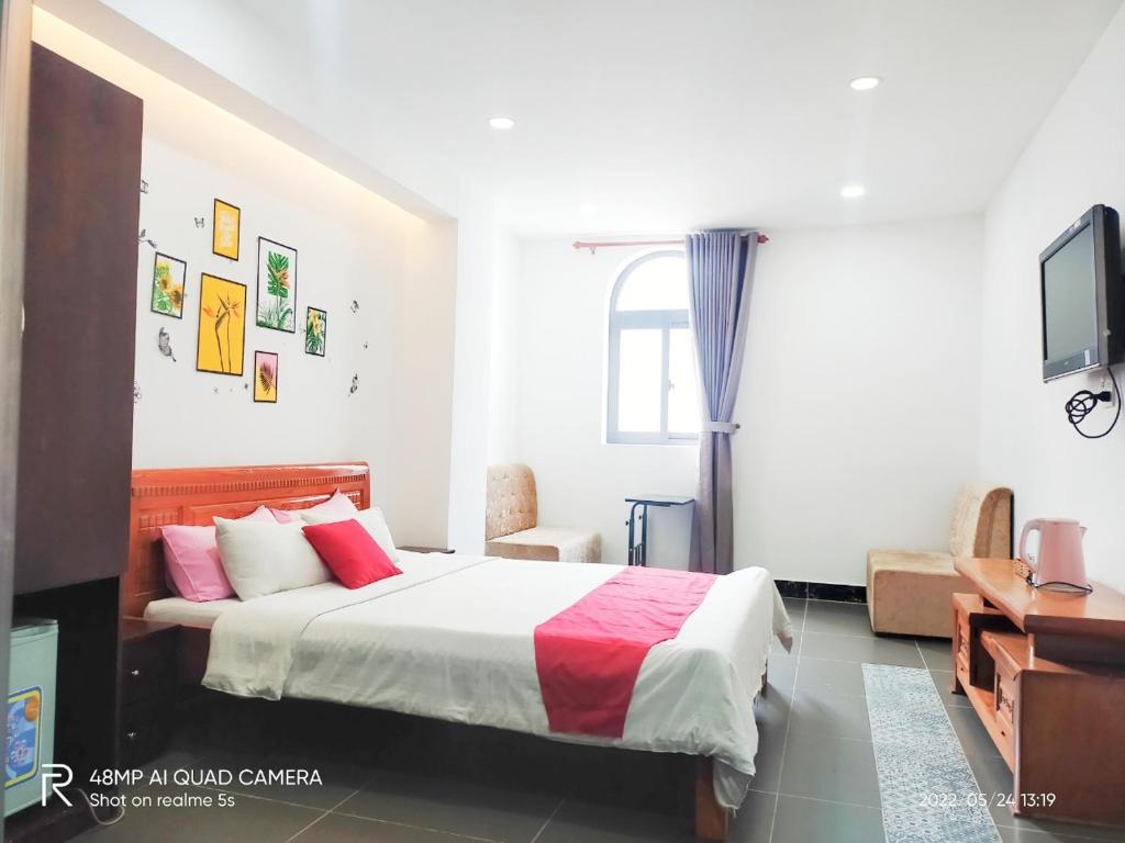 Cette chambre comprend un lit et une télévision. dans l'établissement Shusimi House, à Hô-Chi-Minh-Ville
