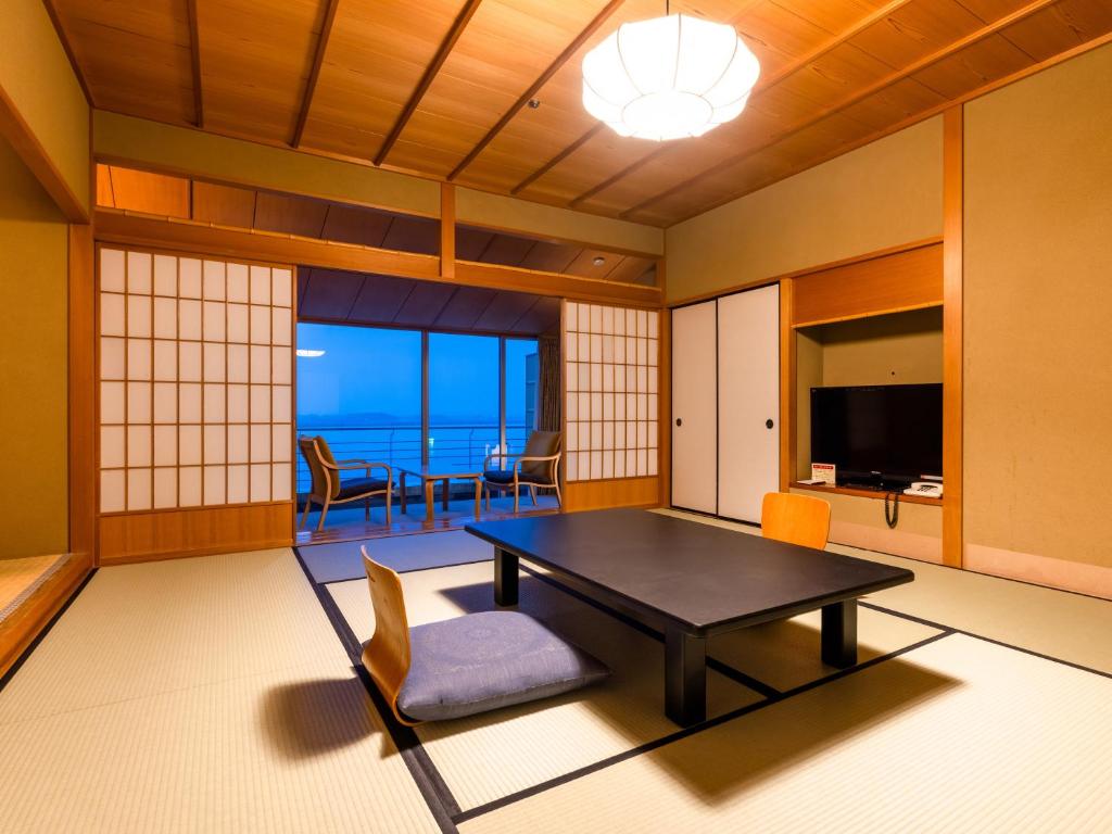TV a/nebo společenská místnost v ubytování APA Hotel & Resort Kaga Katayamazu Onsen Kasuikyo