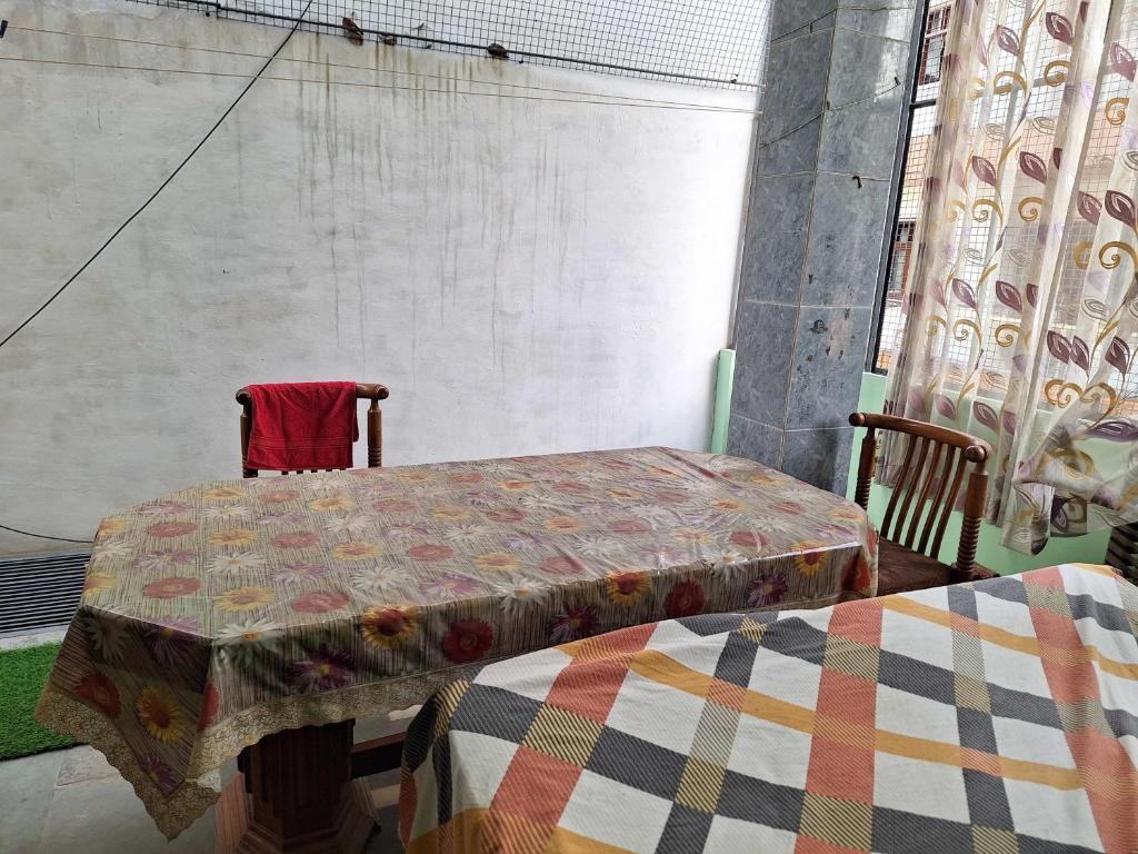 POP HOME 81260A Suneja Empire في Rohtak: طاولة عليها لحاف في غرفة