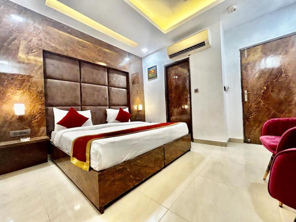 Postel nebo postele na pokoji v ubytování Hotel Cosmo - Karol Bagh