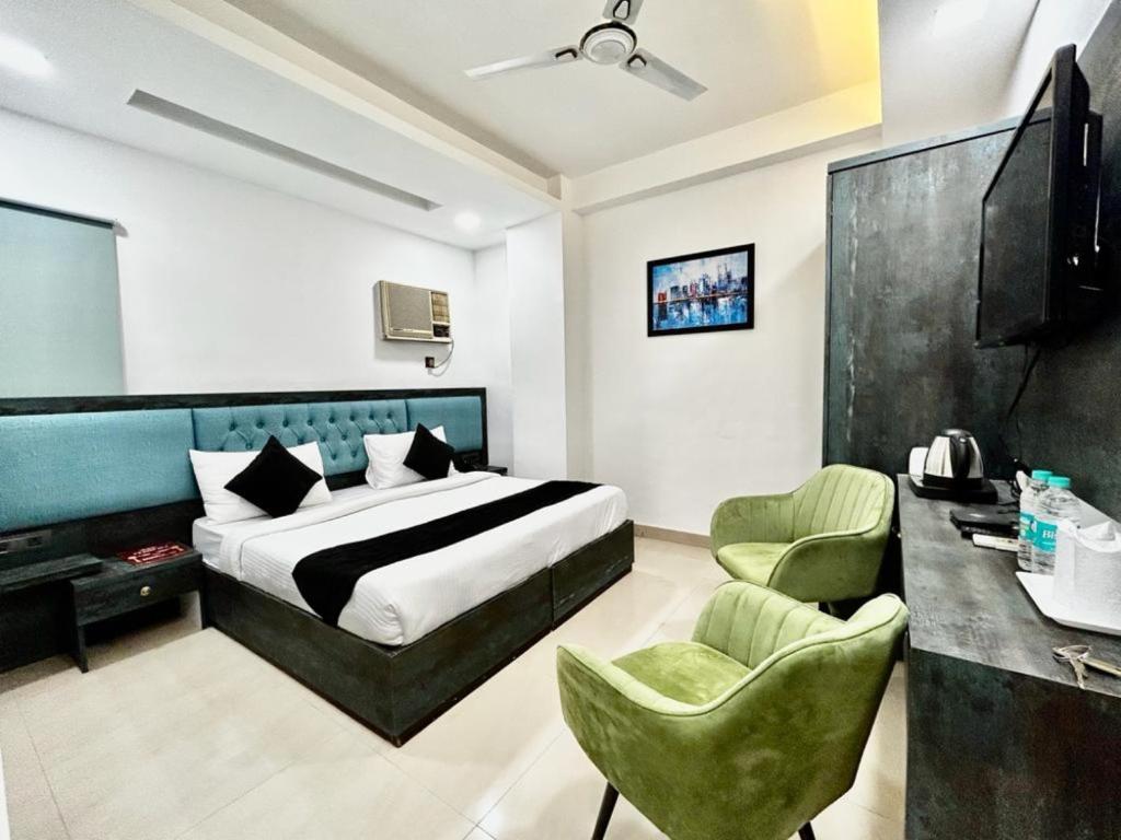 Postel nebo postele na pokoji v ubytování Hotel Cosmo - Karol Bagh