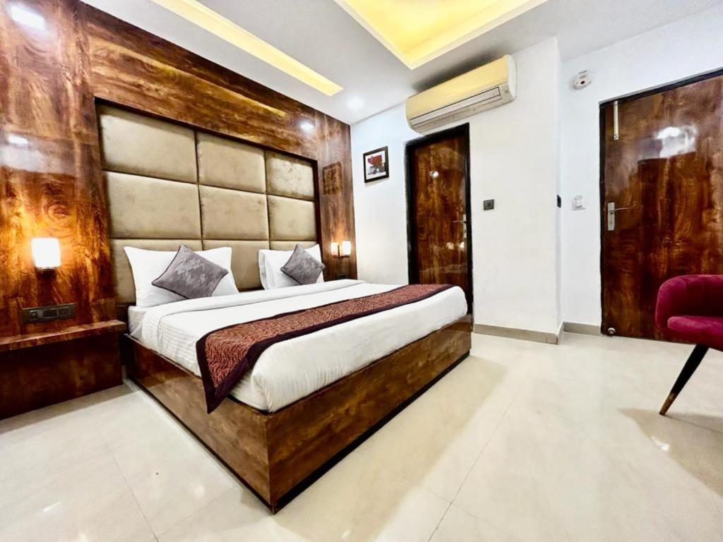 Postel nebo postele na pokoji v ubytování Hotel Cosmo - Karol Bagh