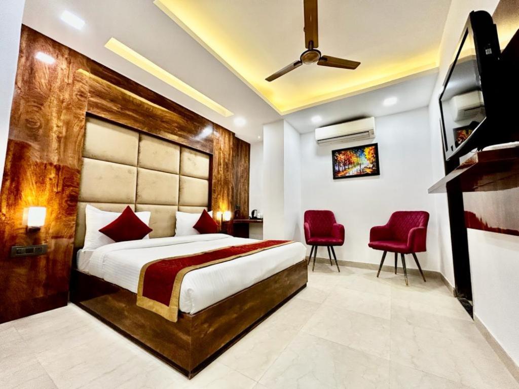 Postel nebo postele na pokoji v ubytování Hotel Cosmo - Karol Bagh