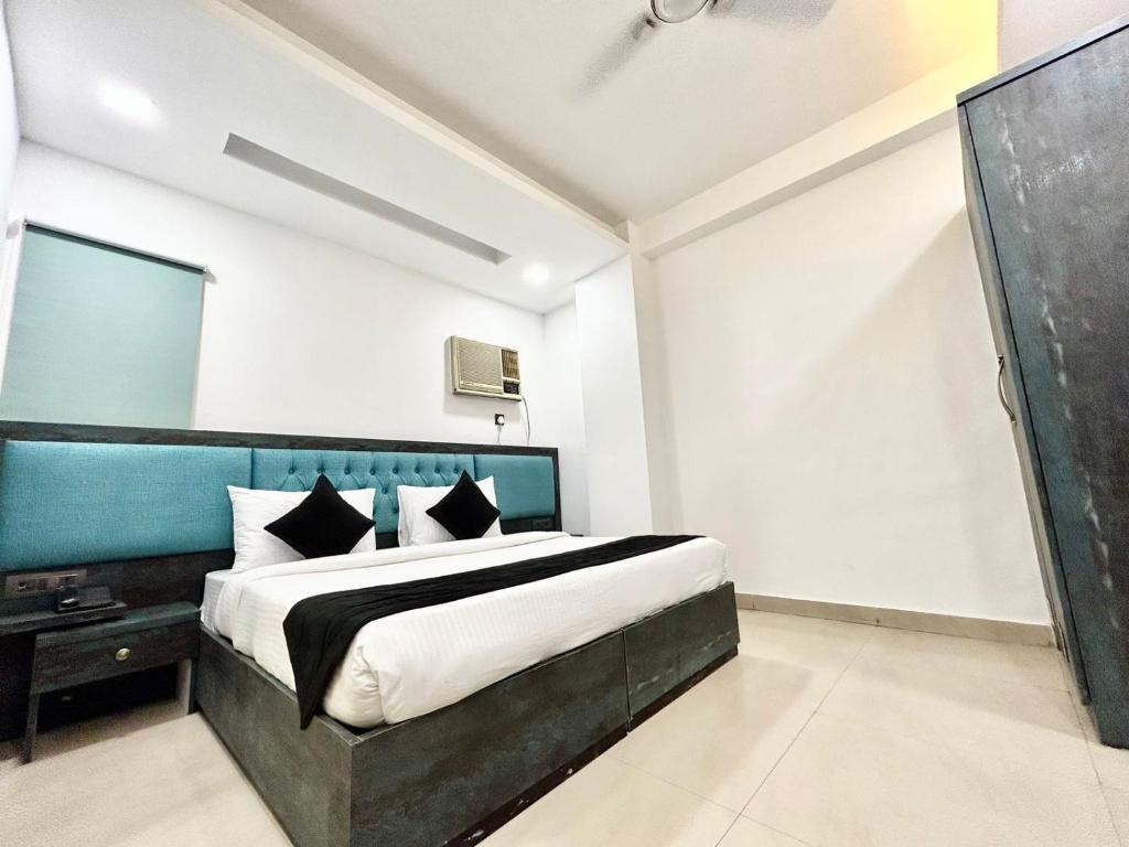 Postel nebo postele na pokoji v ubytování Hotel Cosmo - Karol Bagh