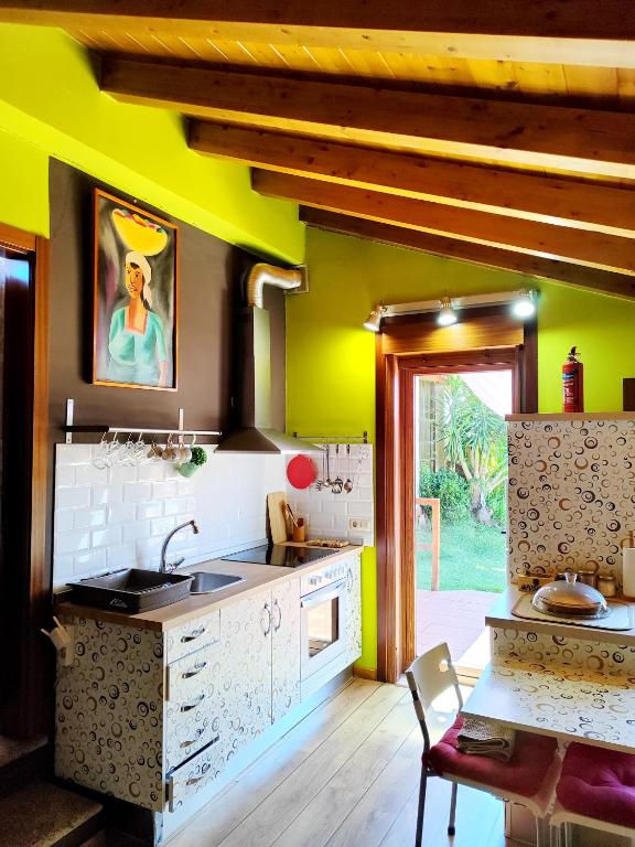 Kuchyňa alebo kuchynka v ubytovaní Tranquila casita de invitados en Vigo con chimenea