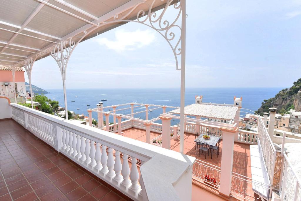 balcone con vista sull'oceano di Villa Sunshine Positano Room a Positano
