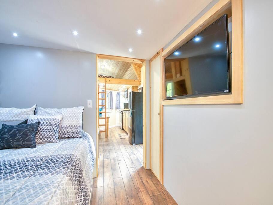 Postel nebo postele na pokoji v ubytování Casey Paradise Tiny Home Mountain Retreat