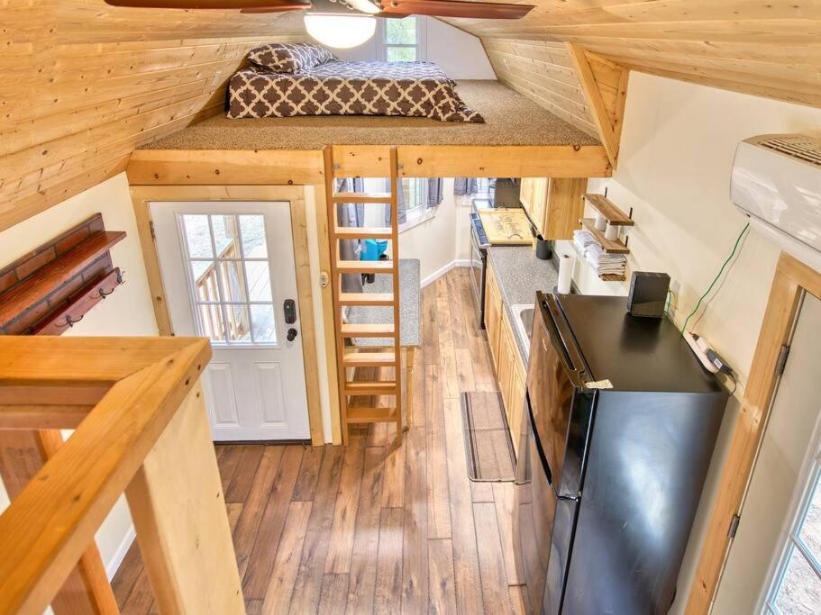 Kuchyň nebo kuchyňský kout v ubytování Casey Paradise Tiny Home Mountain Retreat