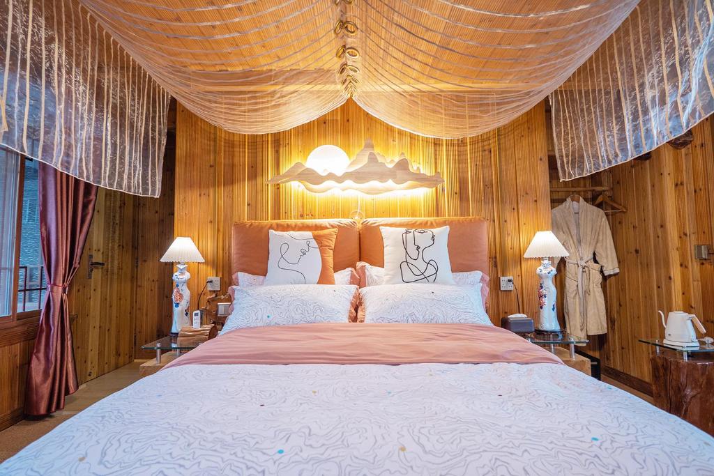 Postel nebo postele na pokoji v ubytování Longji One Art Hotel