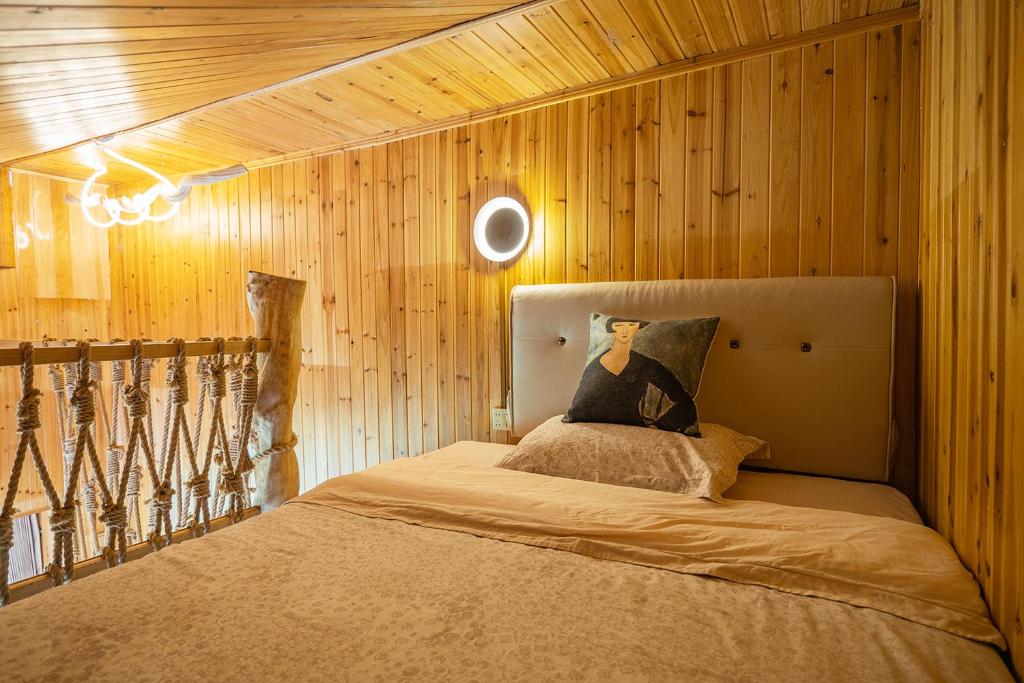 Postel nebo postele na pokoji v ubytování Longji One Art Hotel