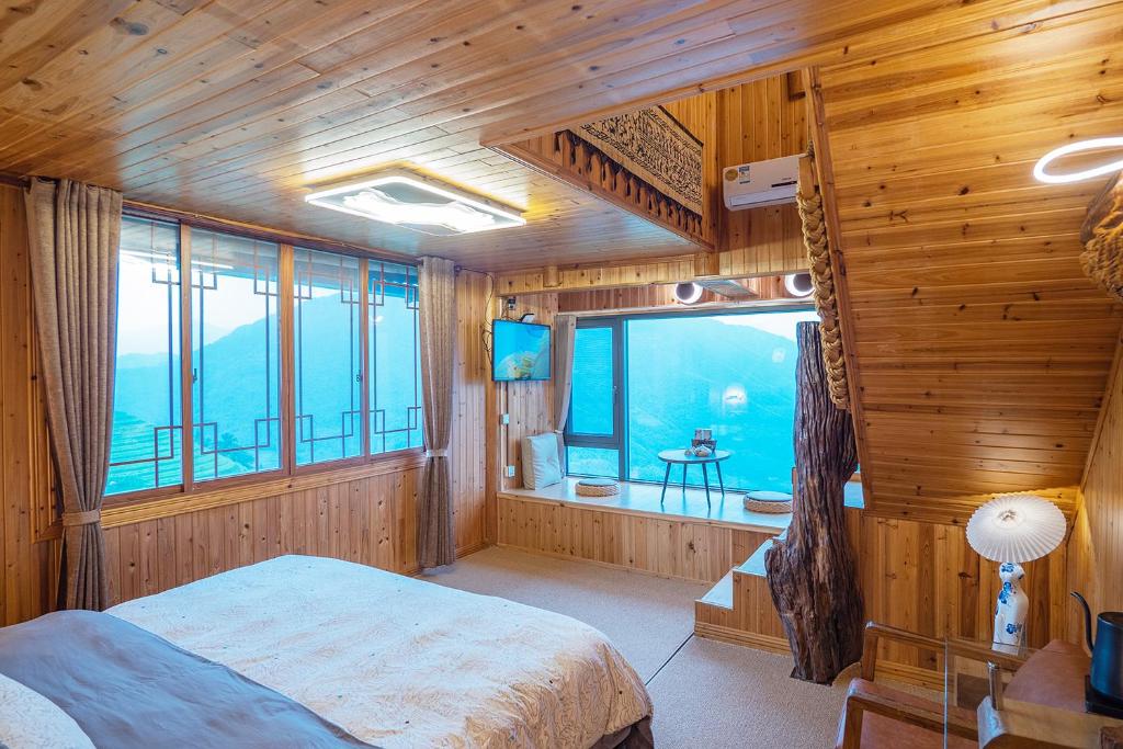 Postel nebo postele na pokoji v ubytování Longji One Art Hotel