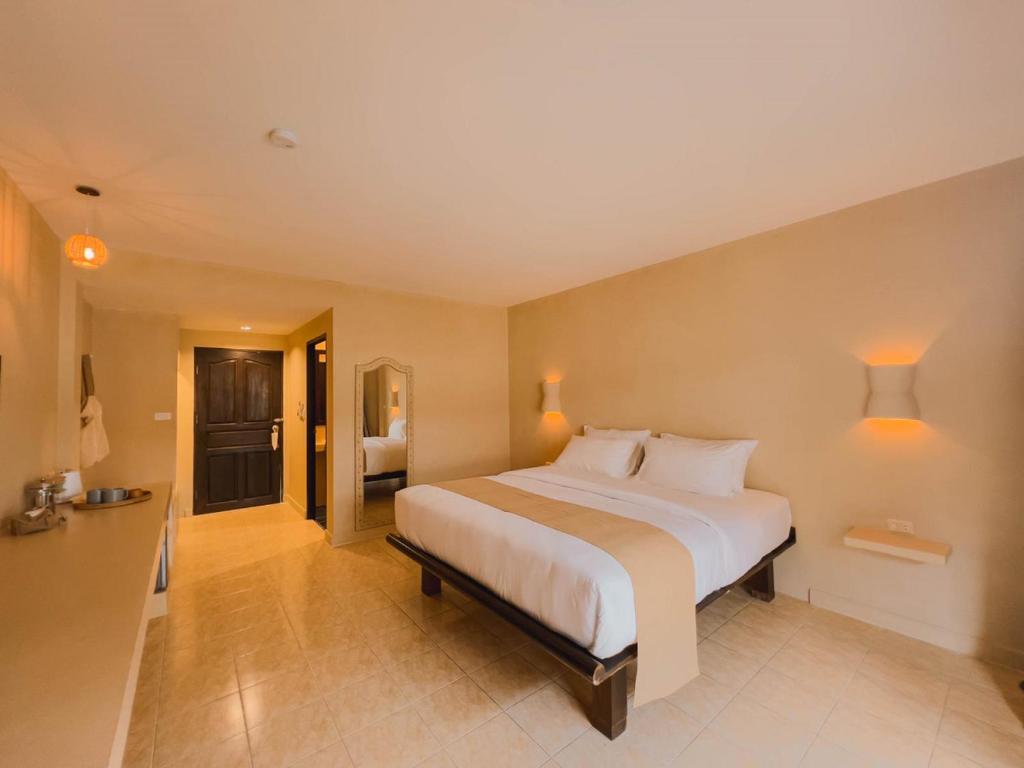 
Deluxe Double Garden View Room
