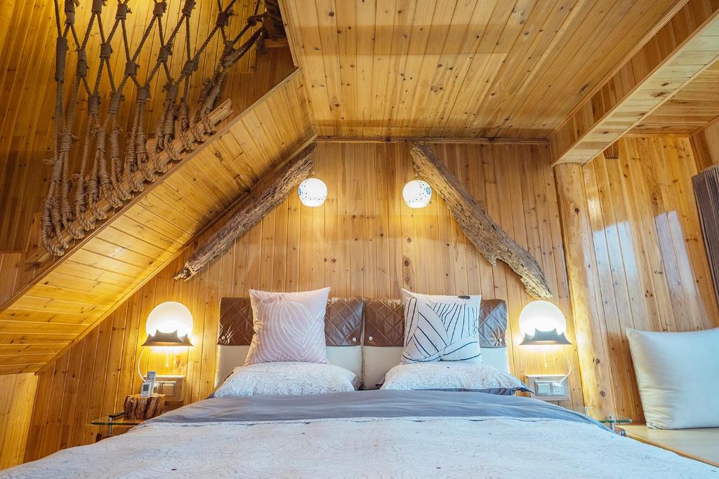 Postel nebo postele na pokoji v ubytování Longji One Art Hotel