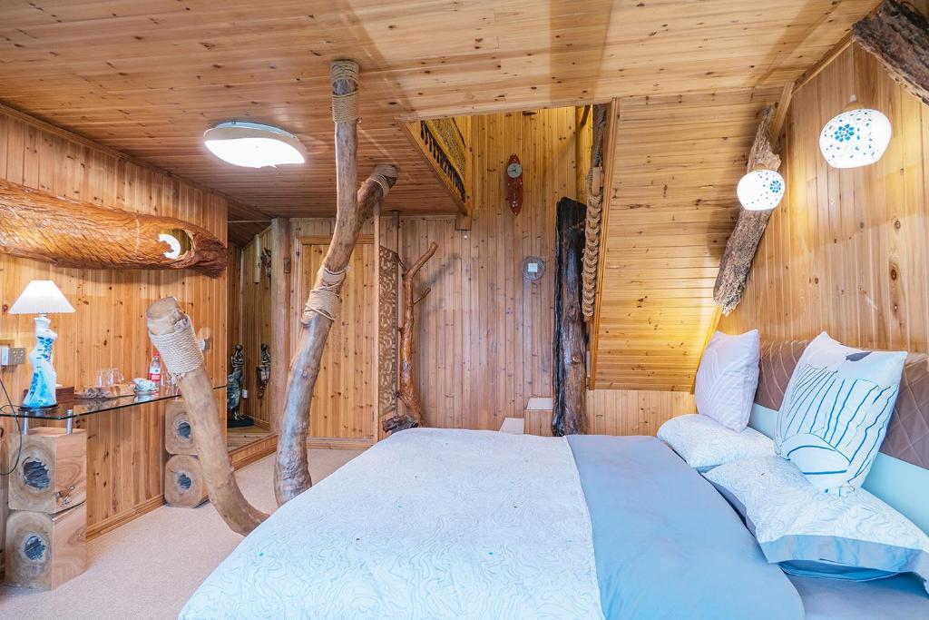 Postel nebo postele na pokoji v ubytování Longji One Art Hotel