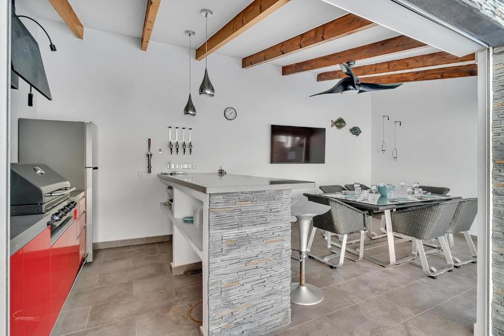 Televízia a/alebo spoločenská miestnosť v ubytovaní Casa La Pinada by Aldertons