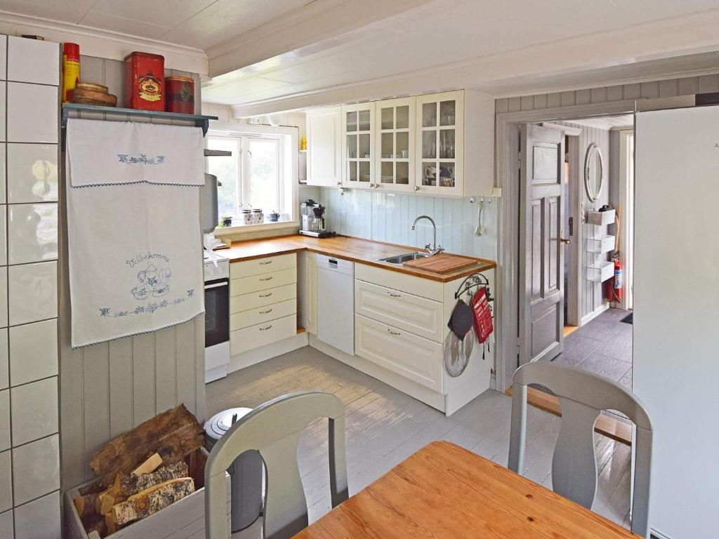 Kuchyň nebo kuchyňský kout v ubytování Holiday home Sandhornøy II
