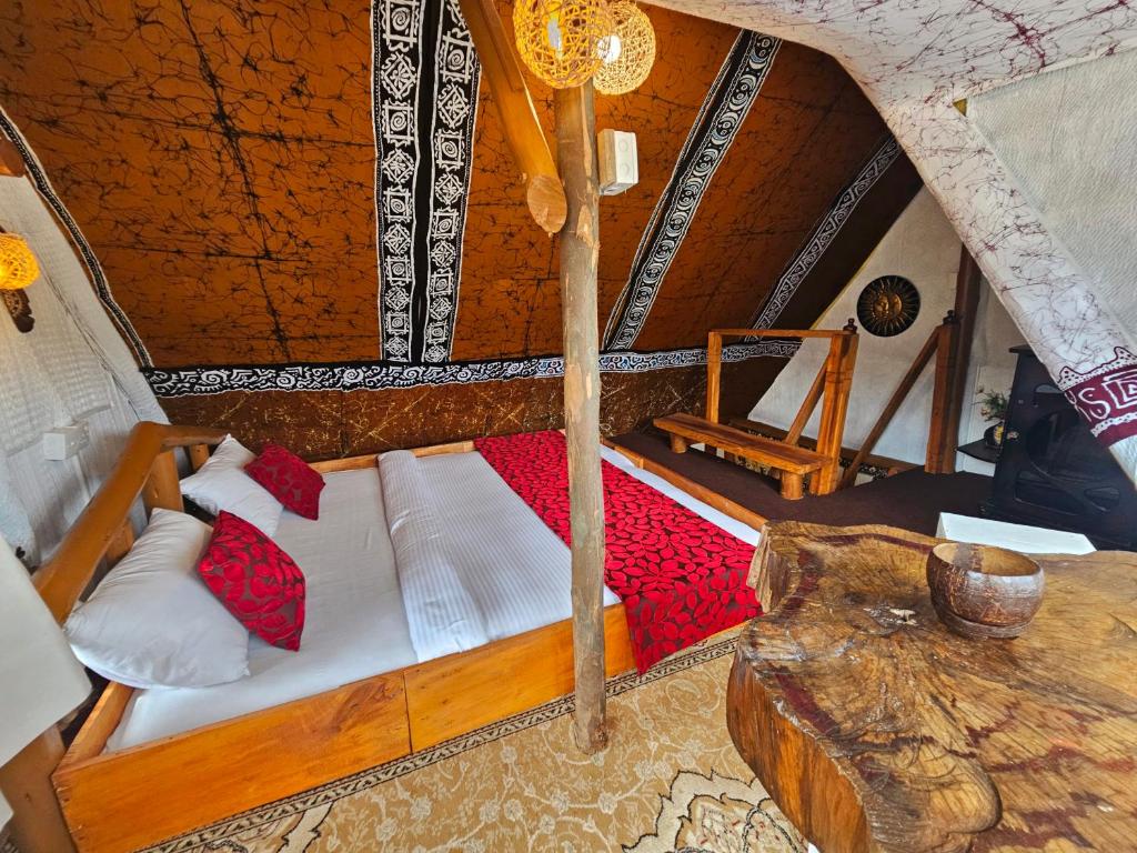 een slaapkamer met een bed in een kamer bij Haven chalet in Nuwara Eliya