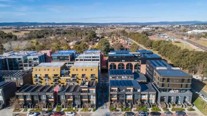 une vue aérienne sur une ville avec des bâtiments dans l'établissement Kingston Foreshore-Kingsborough, à Kingston 