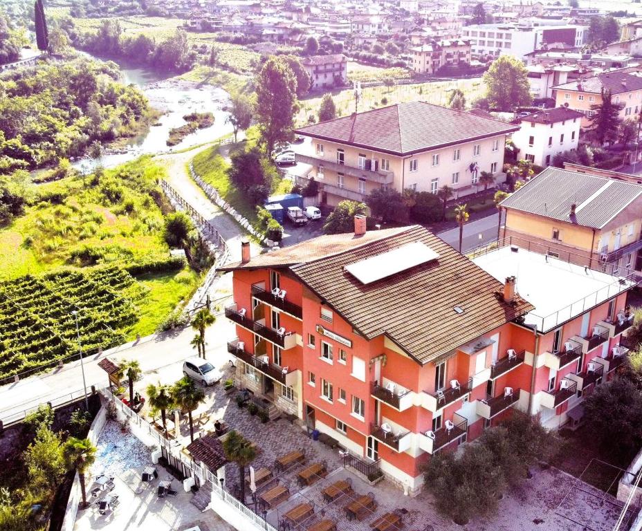 una vista aérea de un edificio en una ciudad en Hotel Miramonti, en Dro