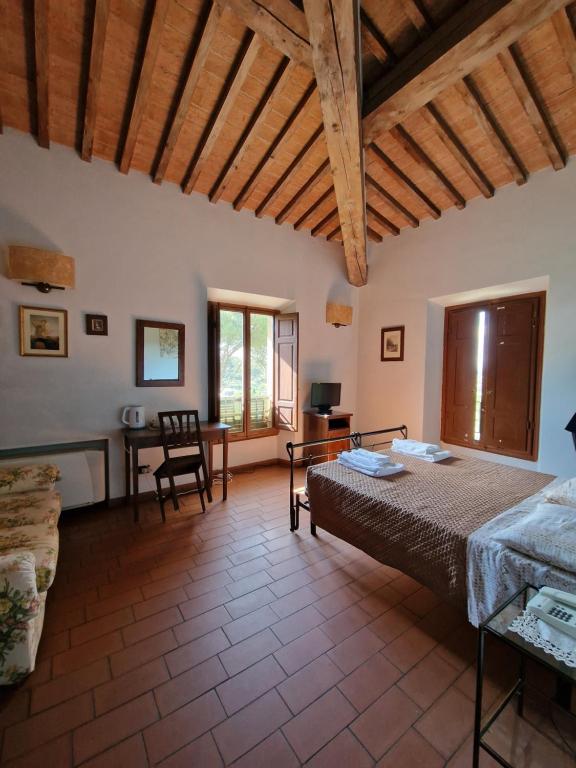 Un dormitorio con una cama y una mesa en una habitación. en Hotel Ristorante Casa Volpi, en Arezzo