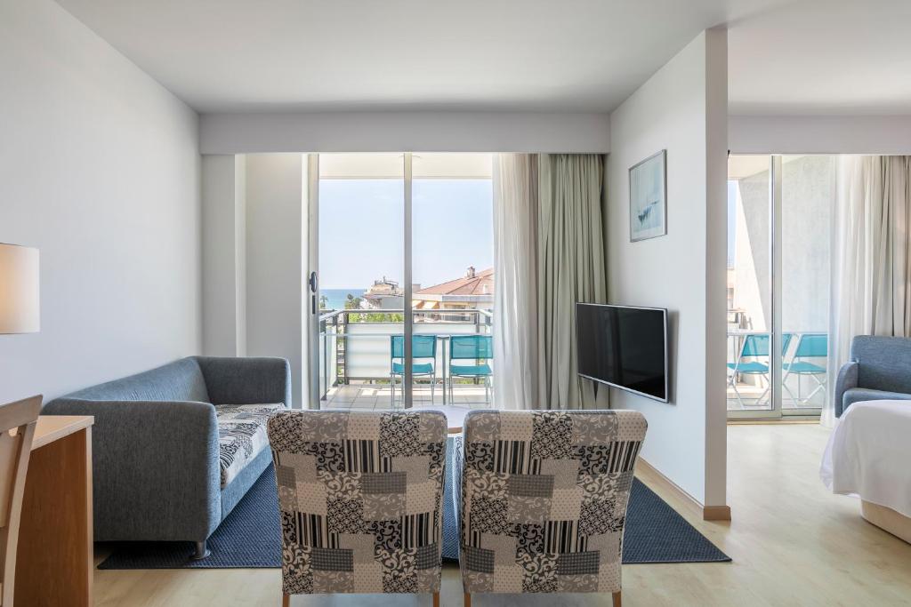 TV a/nebo společenská místnost v ubytování Sol Port Cambrils Hotel