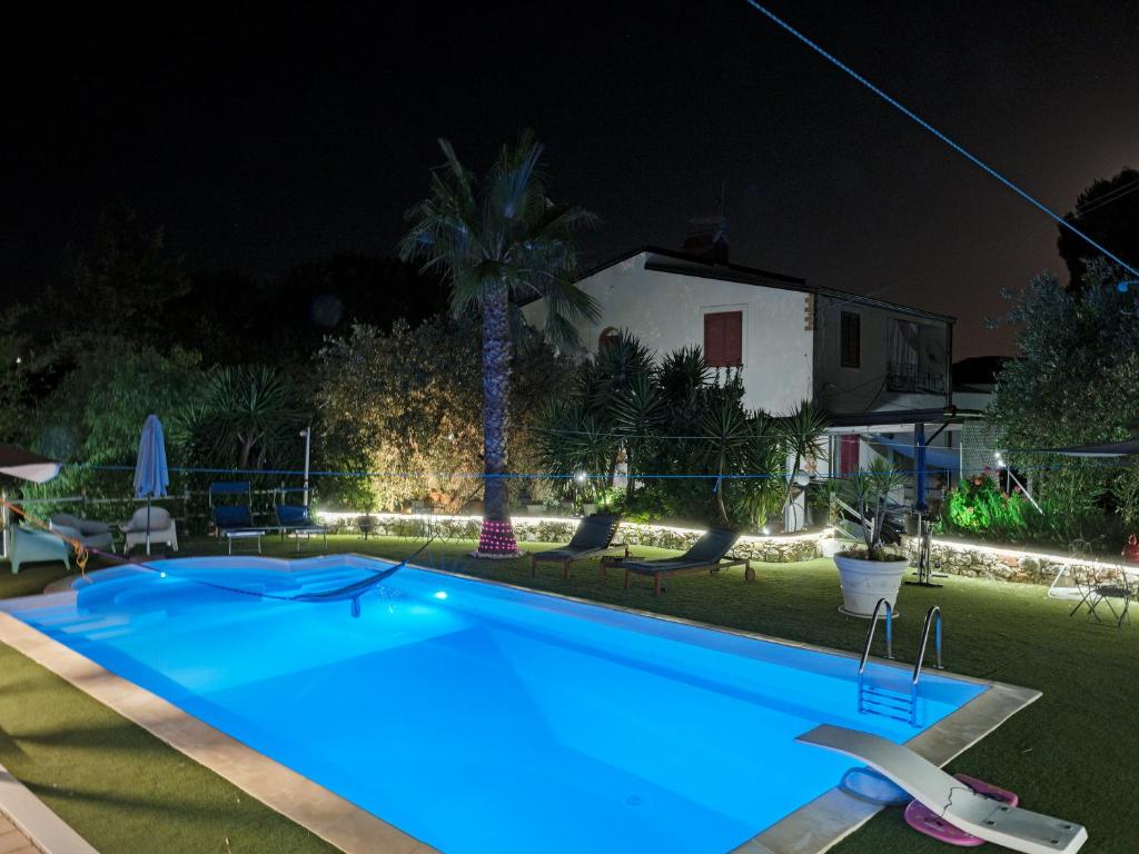 Bazén v ubytovaní La casa di Gioggiò alebo v jeho blízkosti