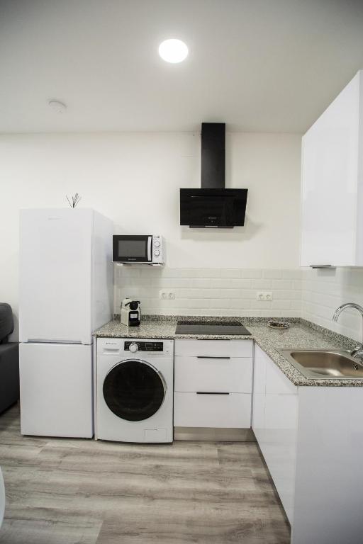 A kitchen or kitchenette at Apartamentos Linersol
