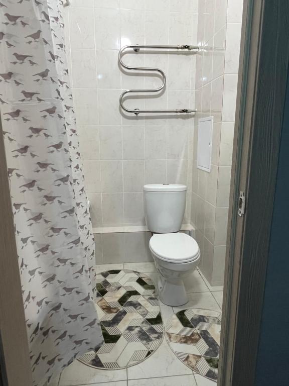 La salle de bains est pourvue de toilettes et d'un rideau de douche. dans l'établissement Астана, Левый берег, район Хан Шатыр, à Taldykolʼ