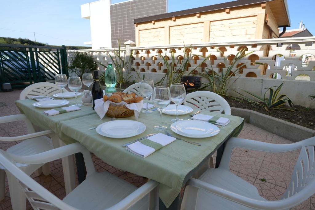 un tavolo con piatti e bicchieri da vino su un patio di ITALY-HOUSE Piviere 5 Termoli Molise a Termoli