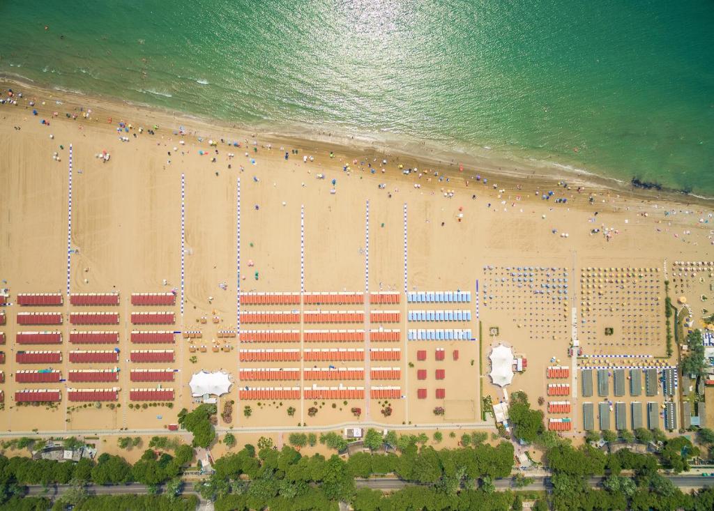 an overhead view of a beach with people and the ocean at Hotel & Residence Venezia 2000 in Venice-Lido