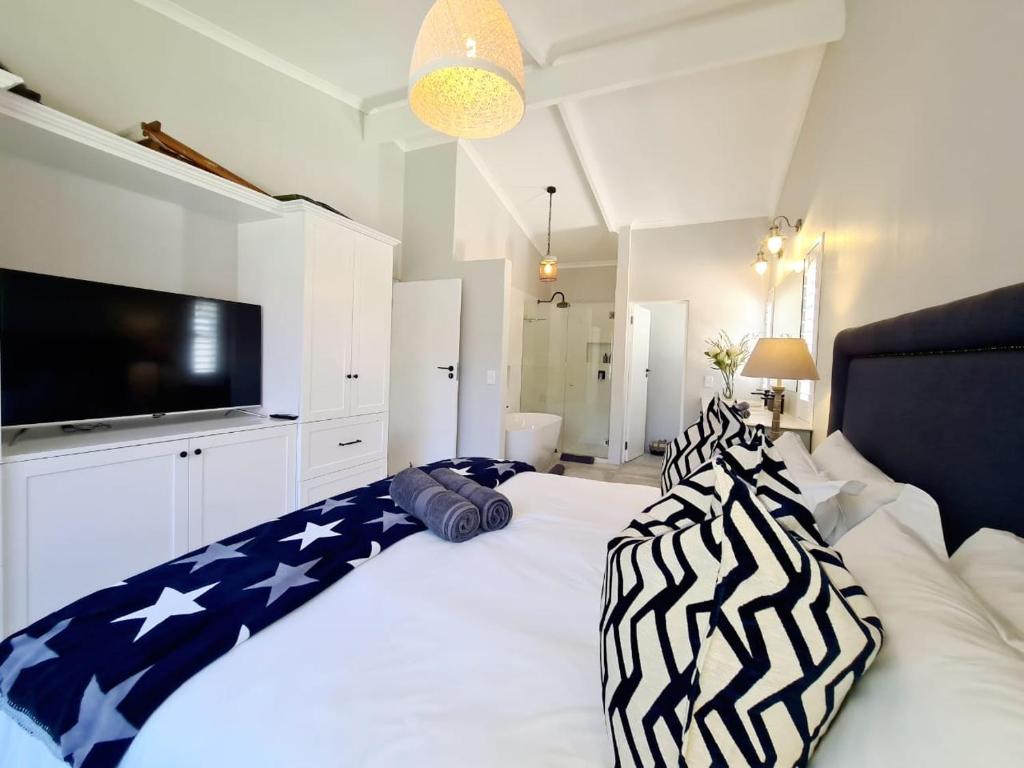 1 dormitorio con 1 cama grande y TV. en Victoria's Secret, en Kenton on Sea