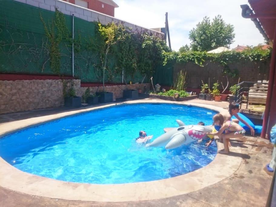 een groep kinderen die spelen in een zwembad bij ¡¡ Una casa pensada para evadirse y disfrutar !! in Batres