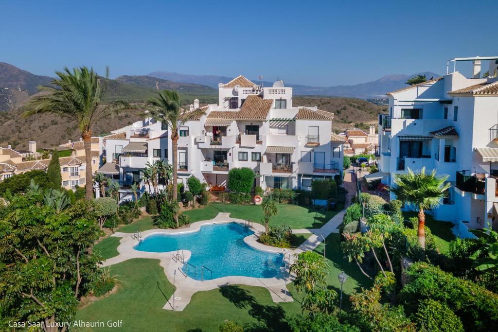 een luchtzicht op een villa met een zwembad bij Casa Saar Luxury Alhaurin Golf in Alhaurín el Grande