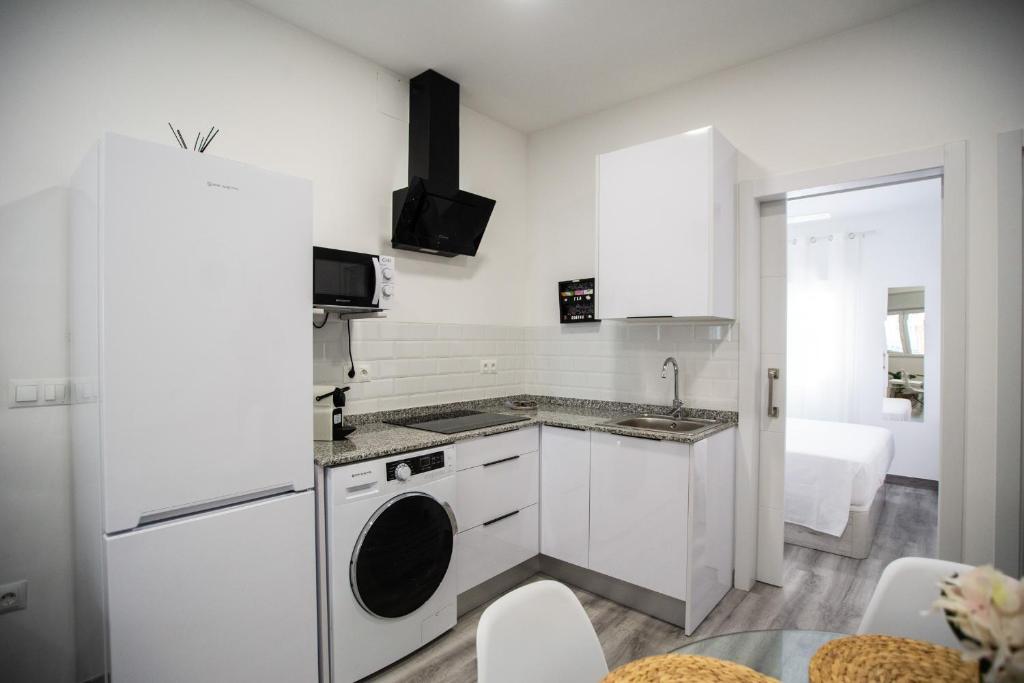 A kitchen or kitchenette at Apartamentos Linersol