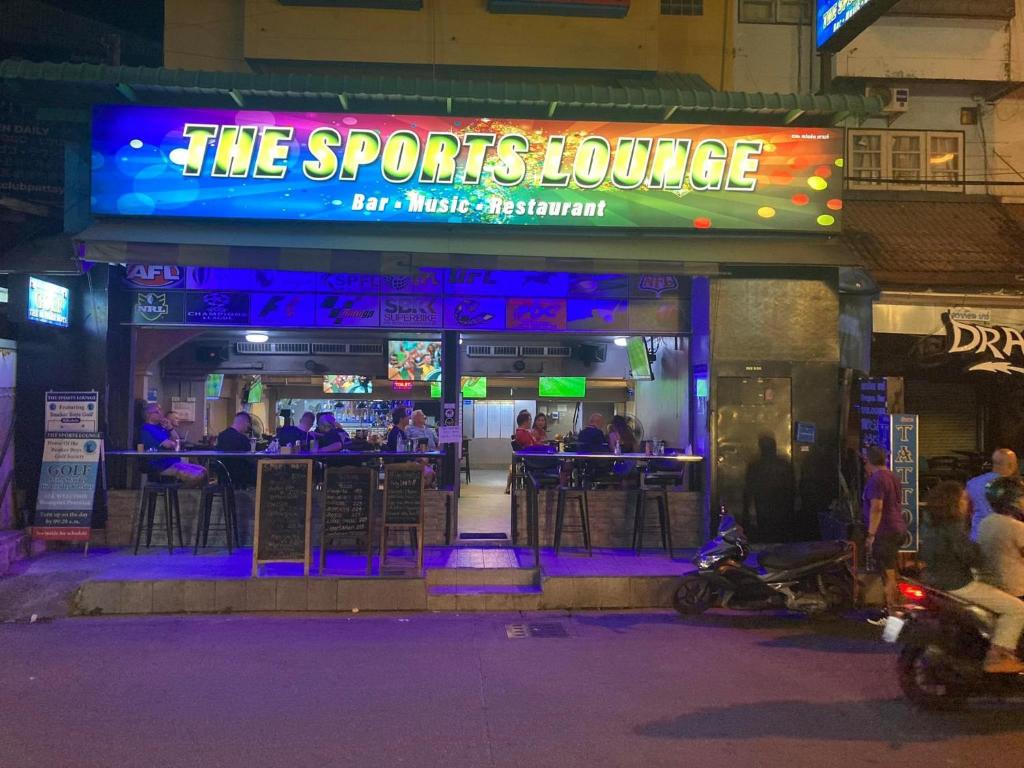 - un restaurant avec un panneau de néon la nuit dans l'établissement The Sports Lounge, à Pattaya